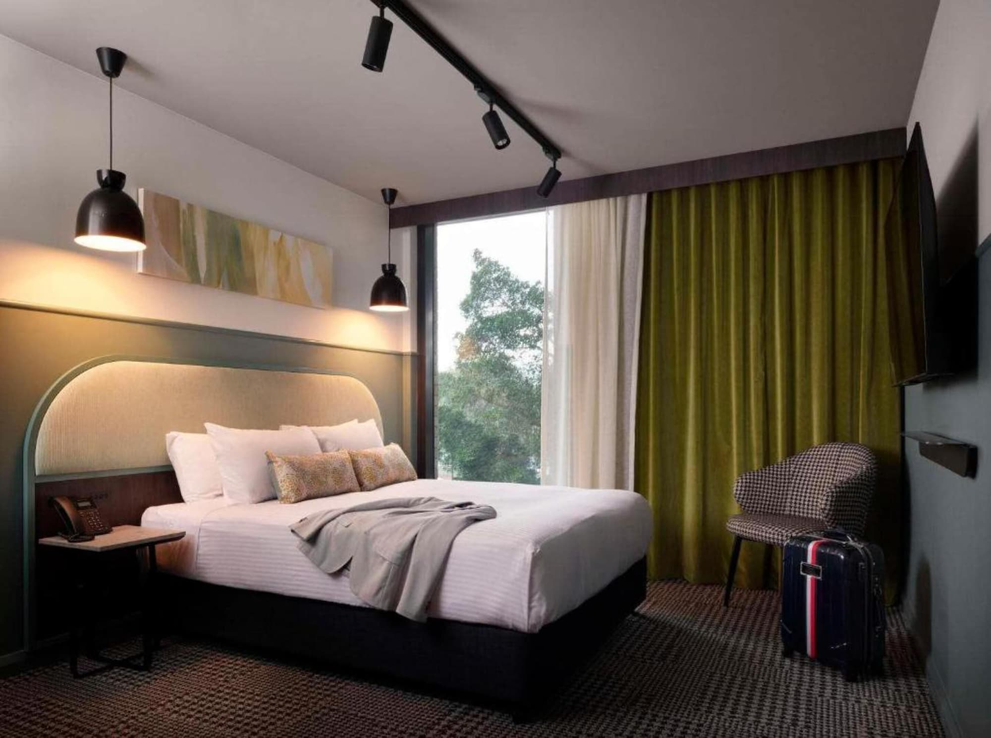 STUDIO, QUEEN BED