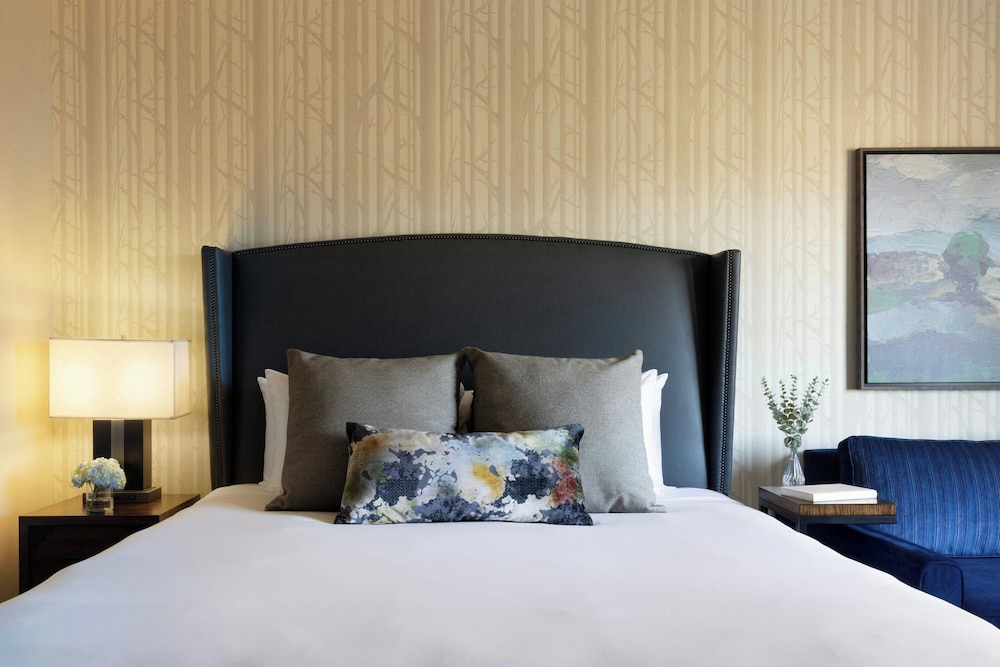 غرفة بسرير كينج بإطلالة على النهر مع أريكة، River Terrace Inn 3/3