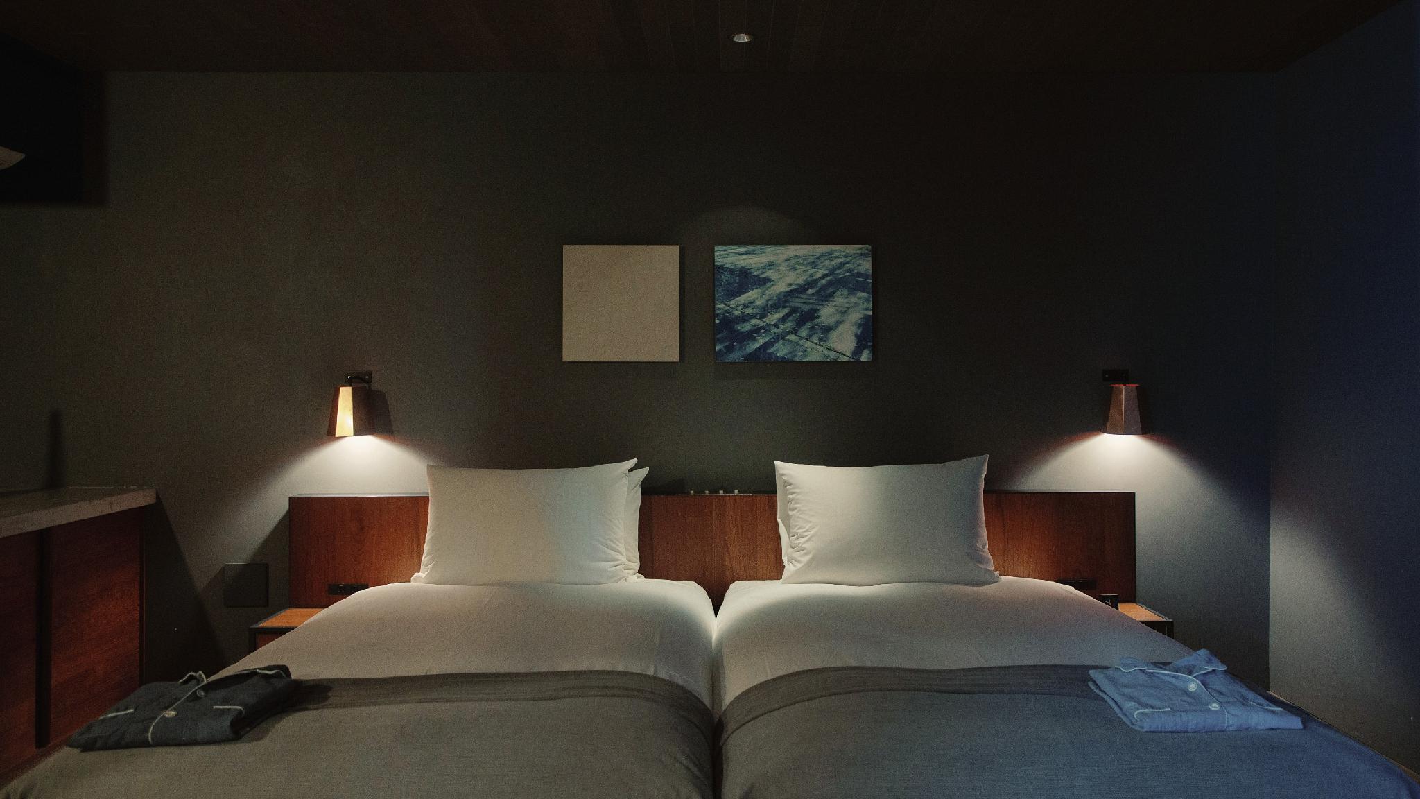 Deluxe, Twin Beds, No View