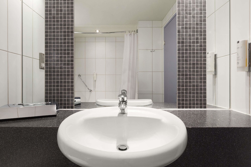Ramada by Wyndham London North M1 15/40