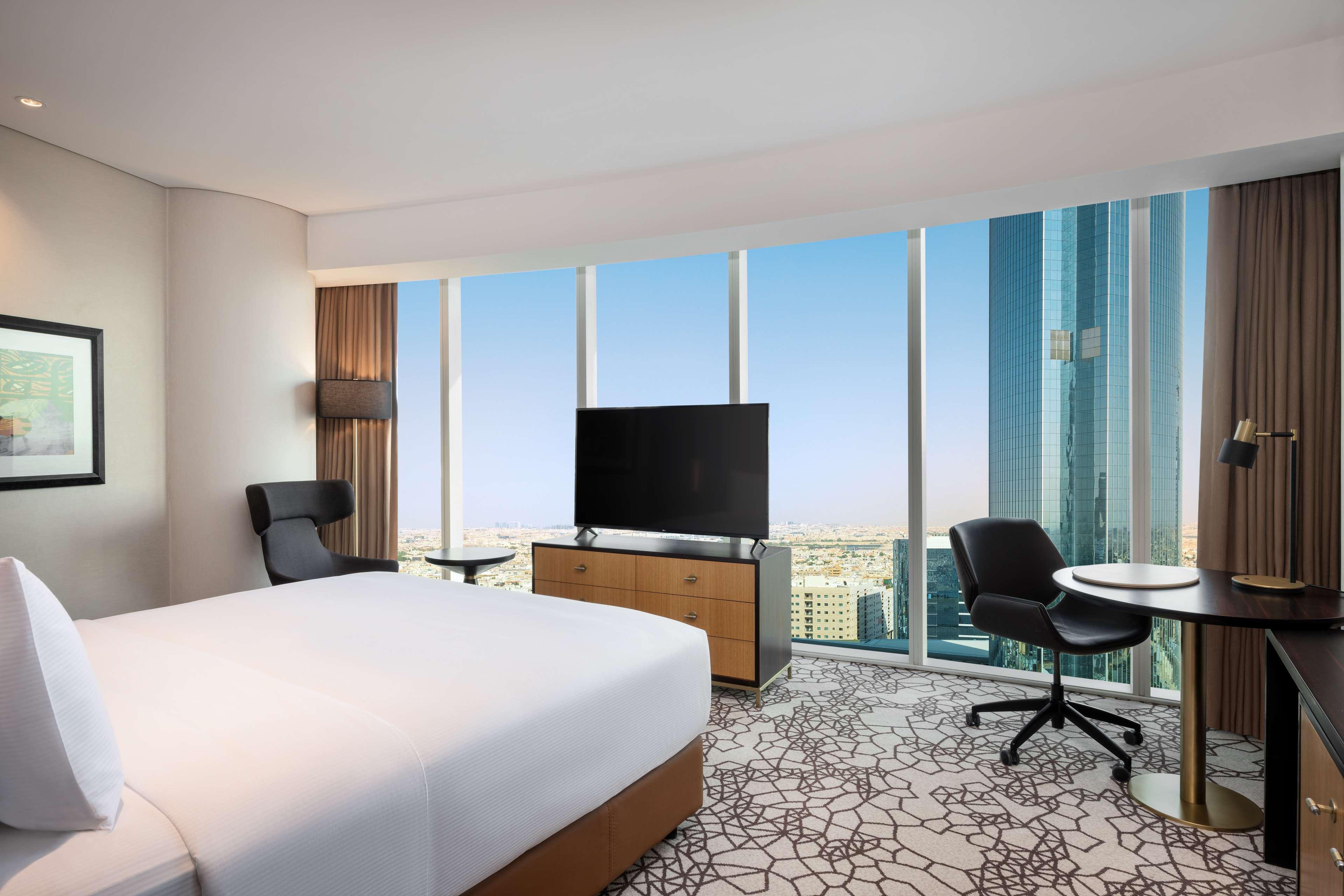 1 BEDROOM, SUITE, KING BED