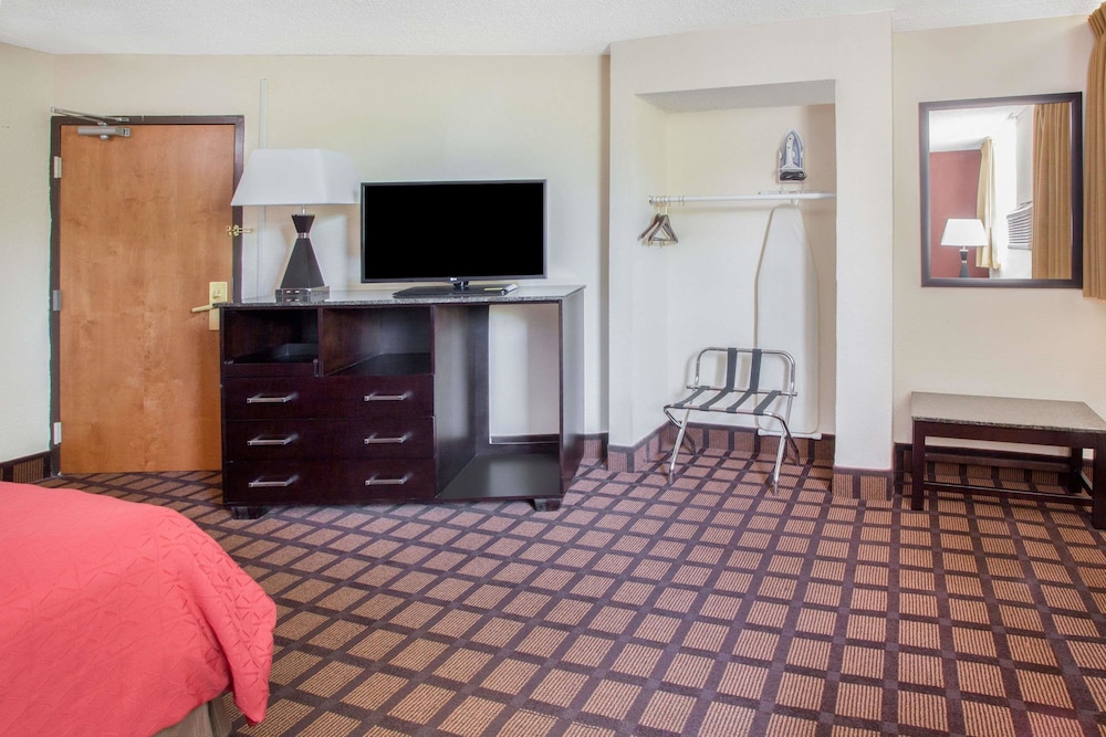 Super 8 By Wyndham Chicago IL 15/25