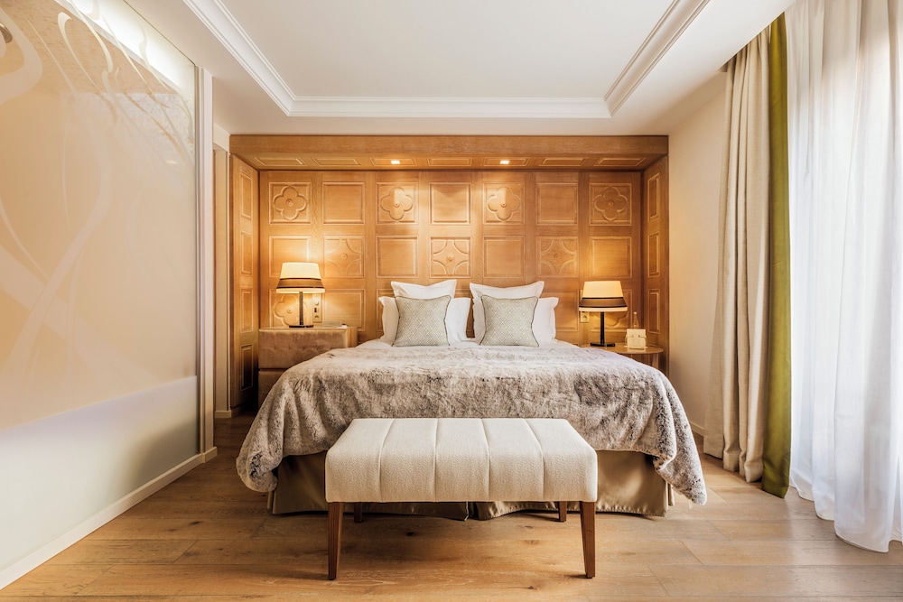 ROOM, DOUBLE BED