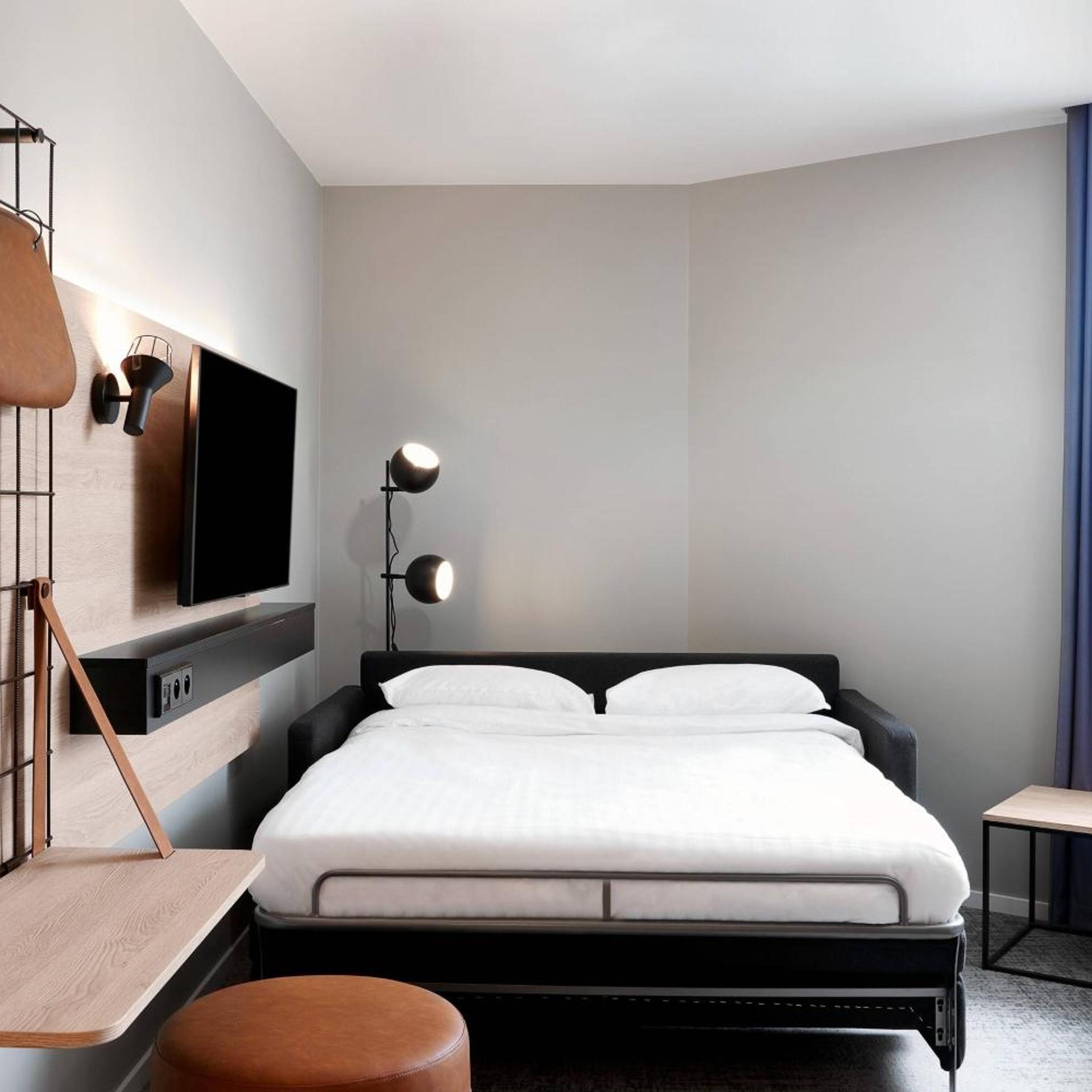 غرفة عائلية مع أريكة