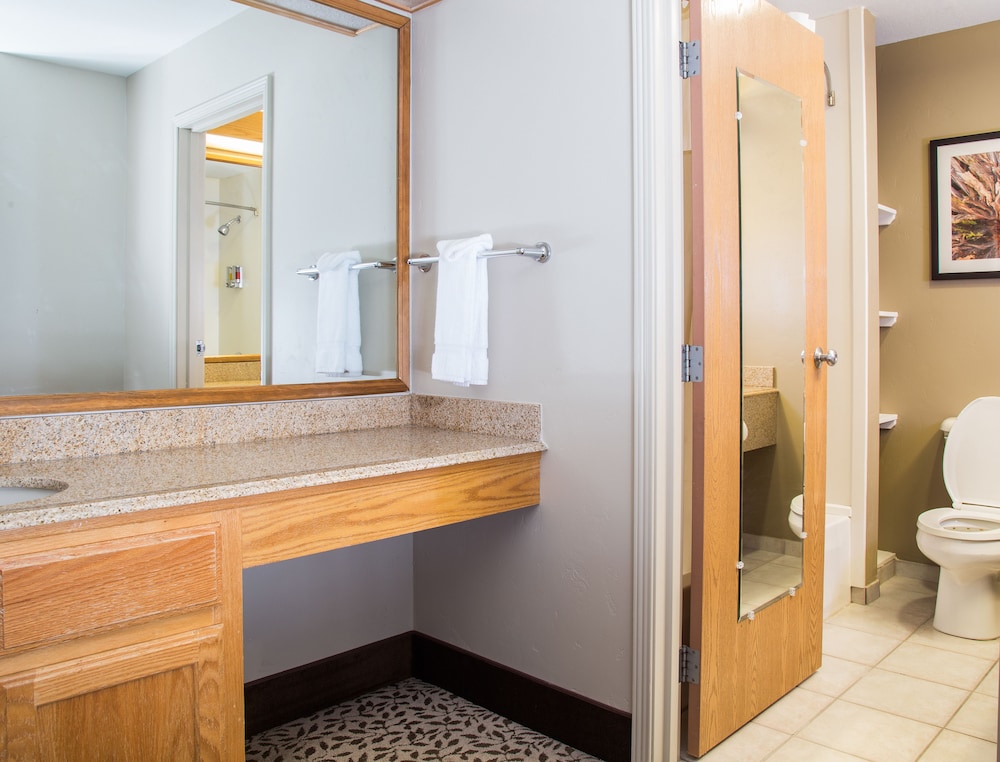 Gray Wolf Inn And Suites 12/67