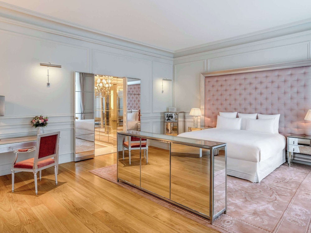 RAFFLES, PRESIDENTIAL, SUITE