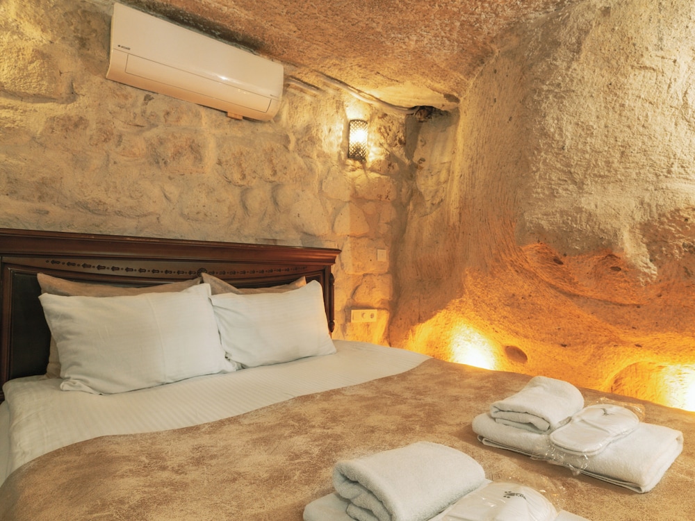 Cave, Deluxe, Suite, Double Bed, Sofa