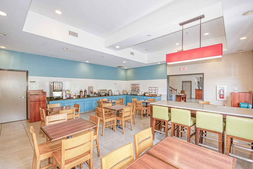 Country Inn and Suites by Radisson Tallahassee University Area FL 25/31