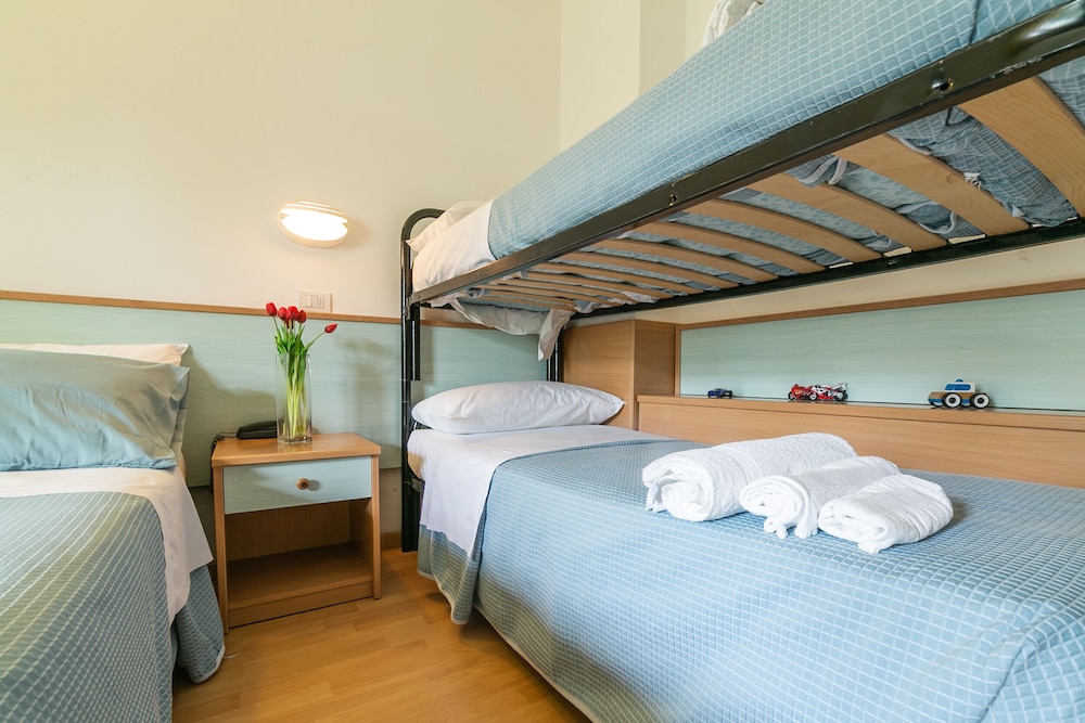 ROOM, QUADRUPLE