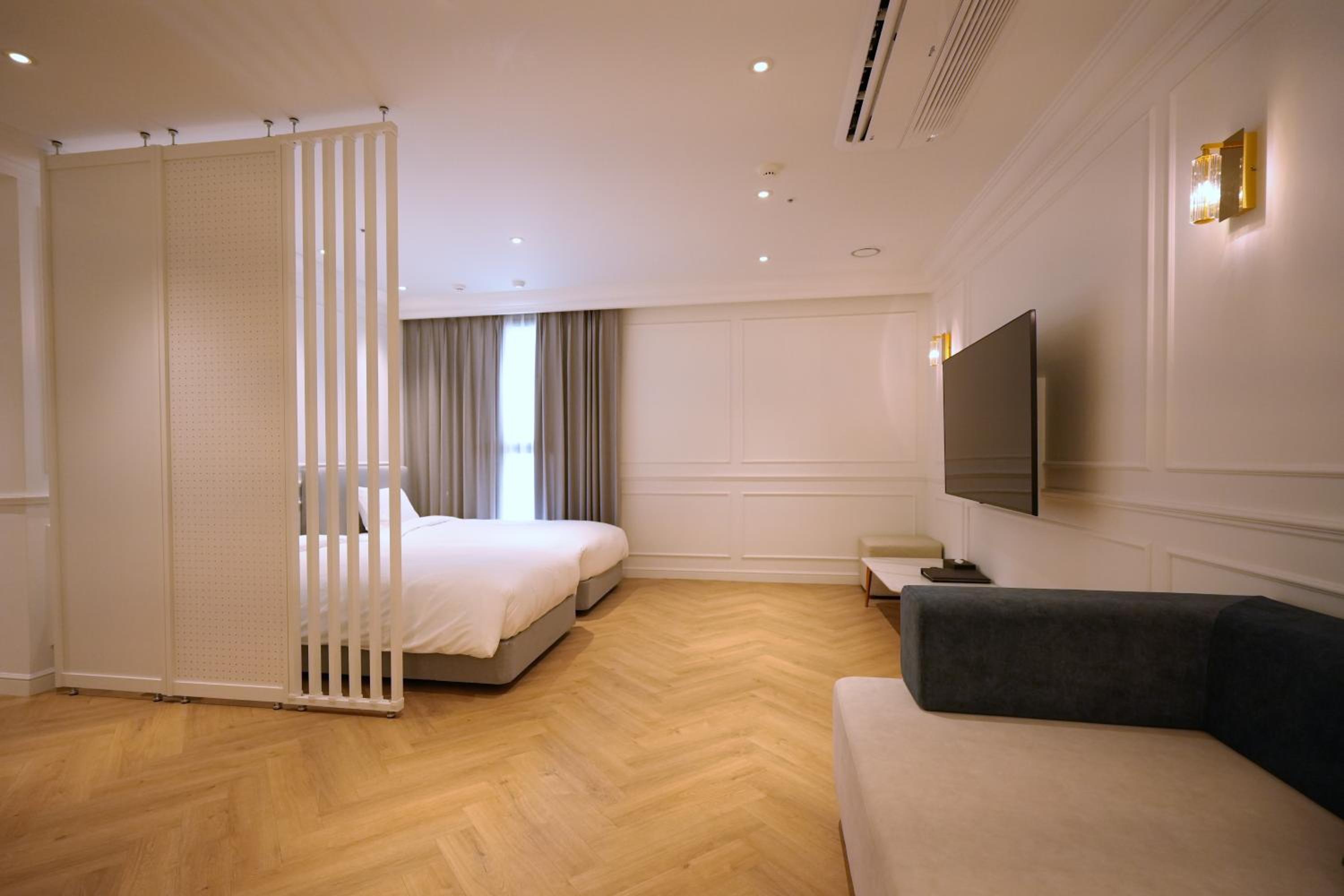 ROYAL, SUITE