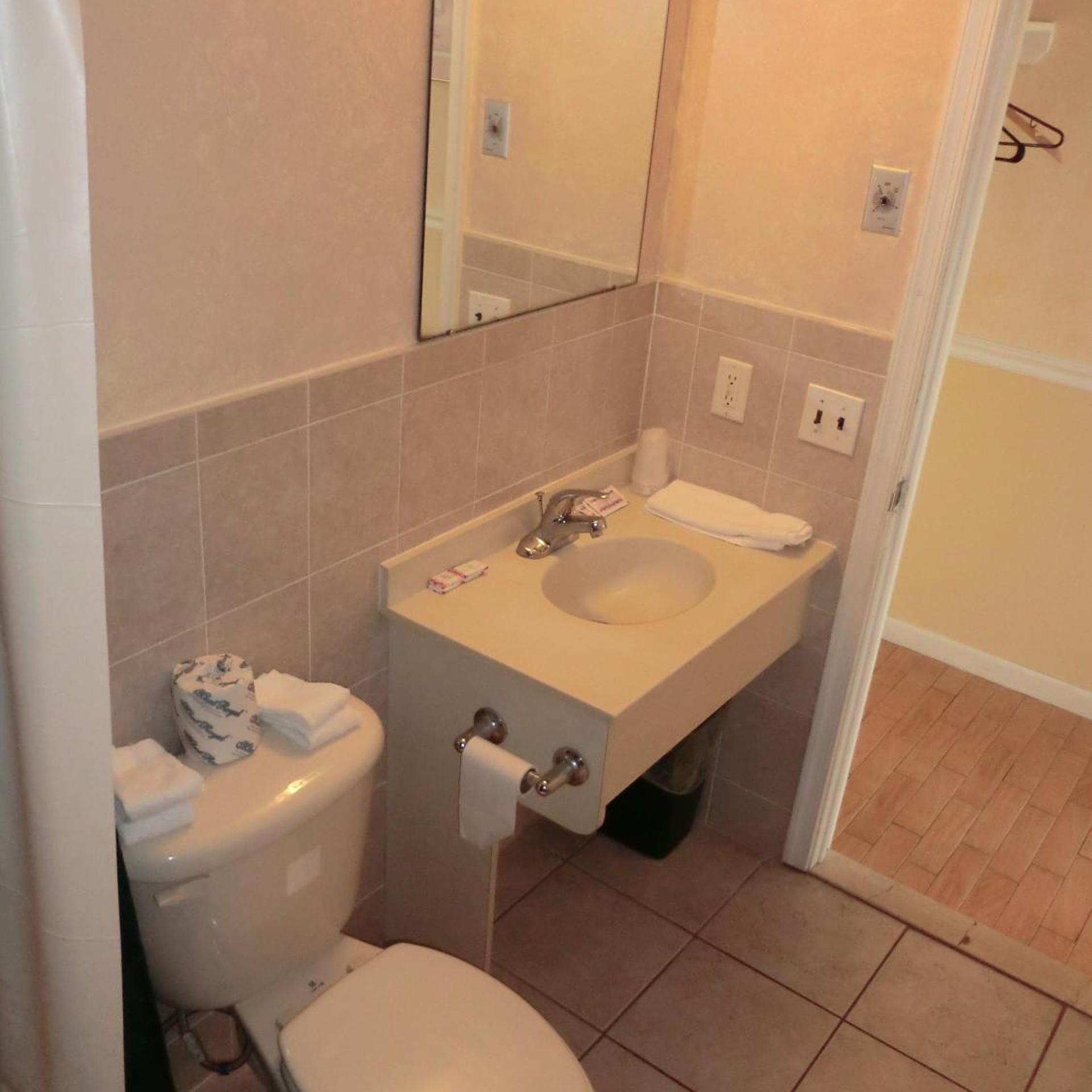 Bay Breeze Motel 27/28