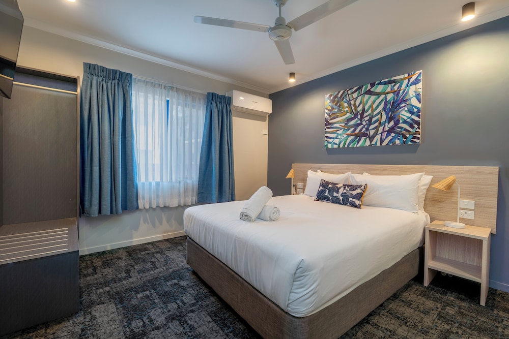 1 Bedroom, Connecting, Family, 1 Single and 2 Queen Beds, Small