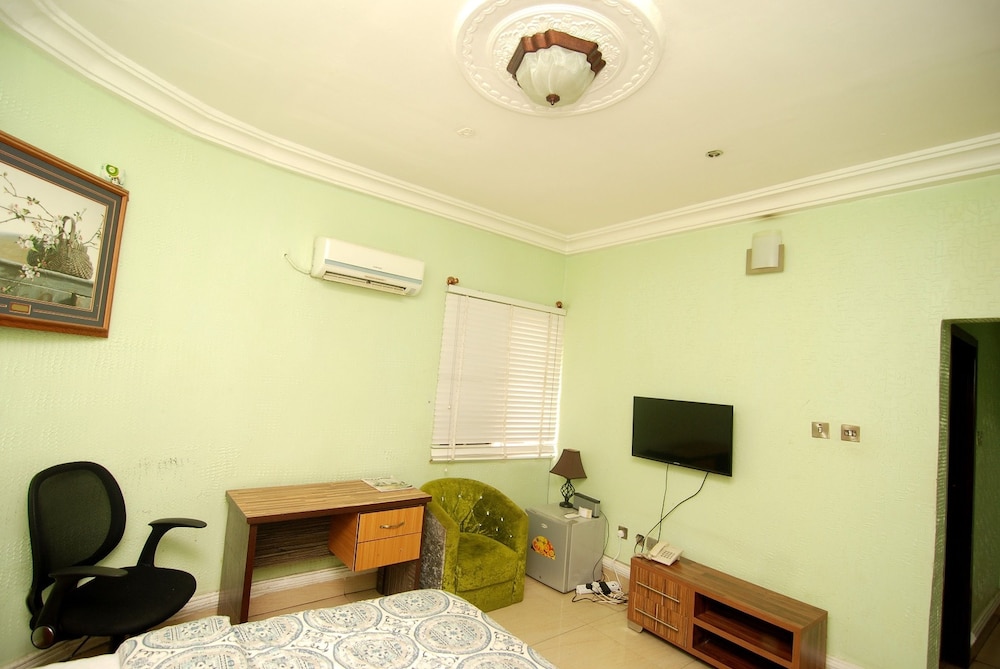 Nest Suite & Spa 9/23