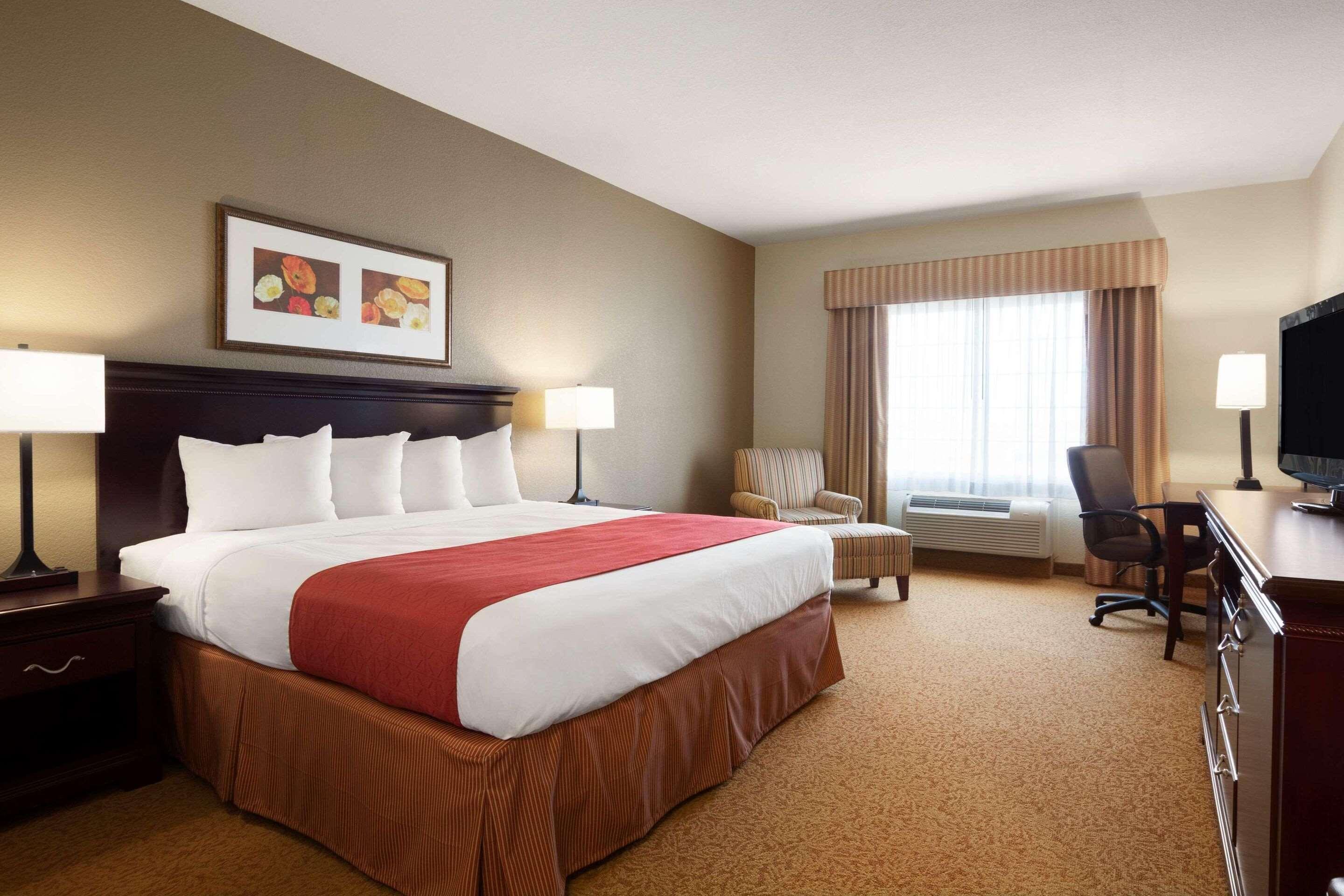 ROOM, KING BED