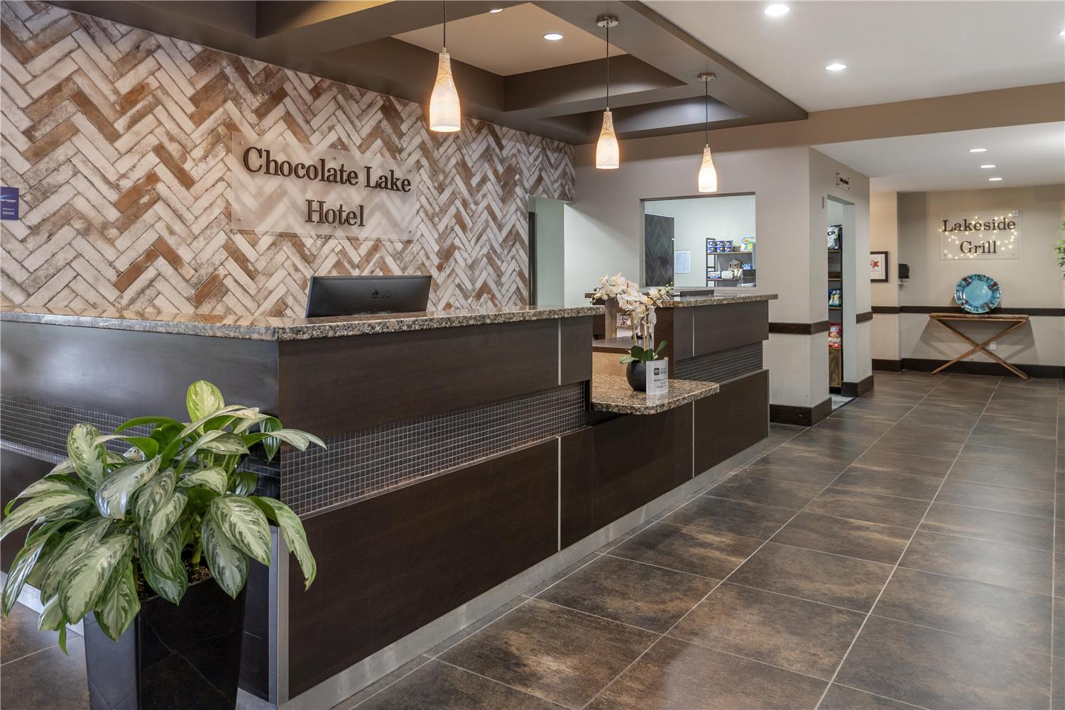 Best Western Plus Chocolate Lake Hotel 9/80