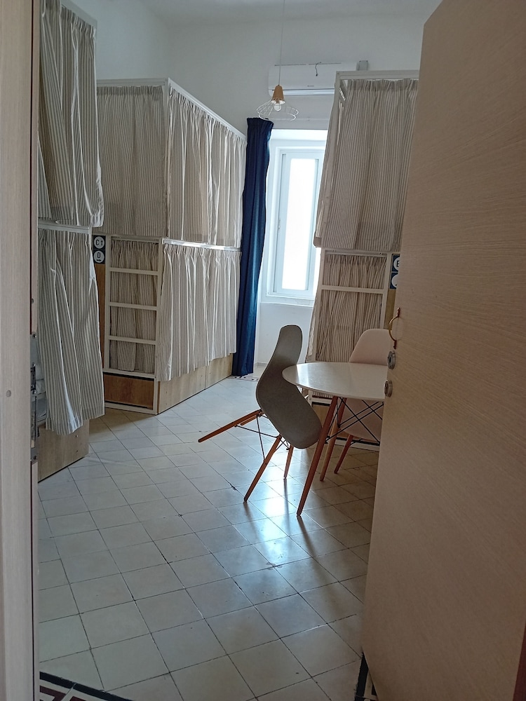 FEMALE DORM, FEMALE ONLY, 8 BEDS, SHARED BATHROOM