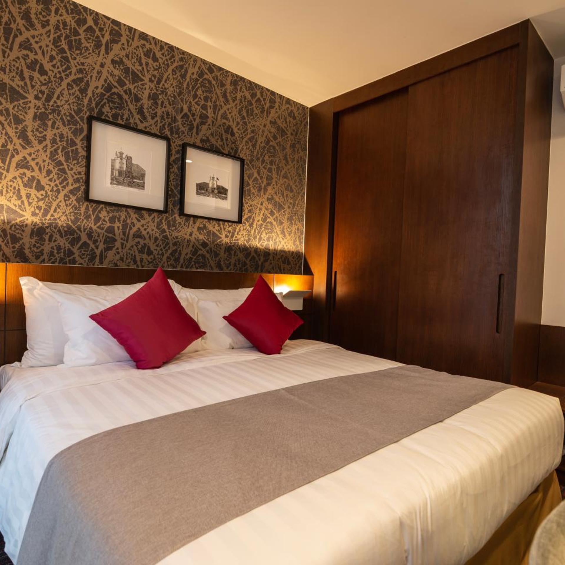 East, Premium, Suite
