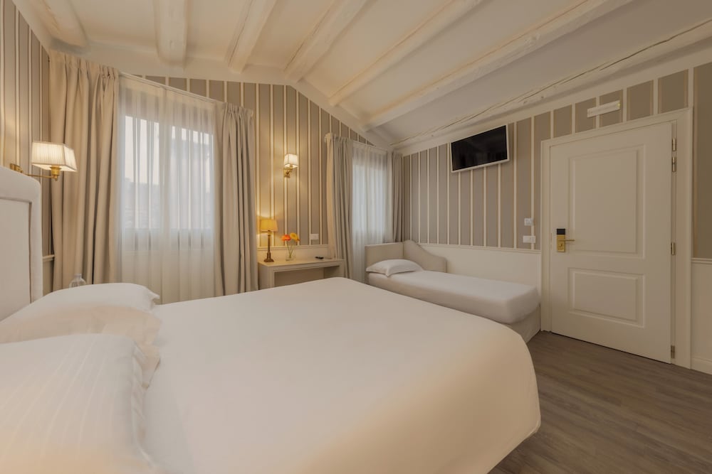 ROOM, TRIPLE