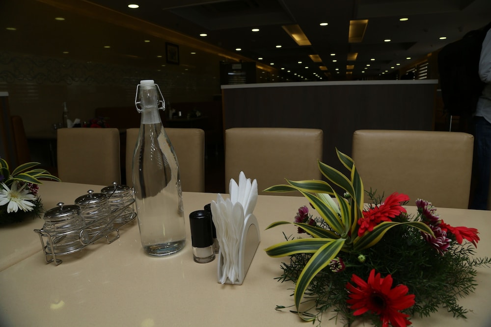 Lobby at Raaj Bhaavan Clarks Inn Chennai, CHENNAI (MADRAS)