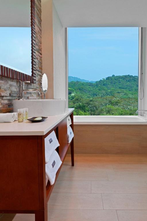 Guest Room, Premium, King Bed, Tropical View, High Floor