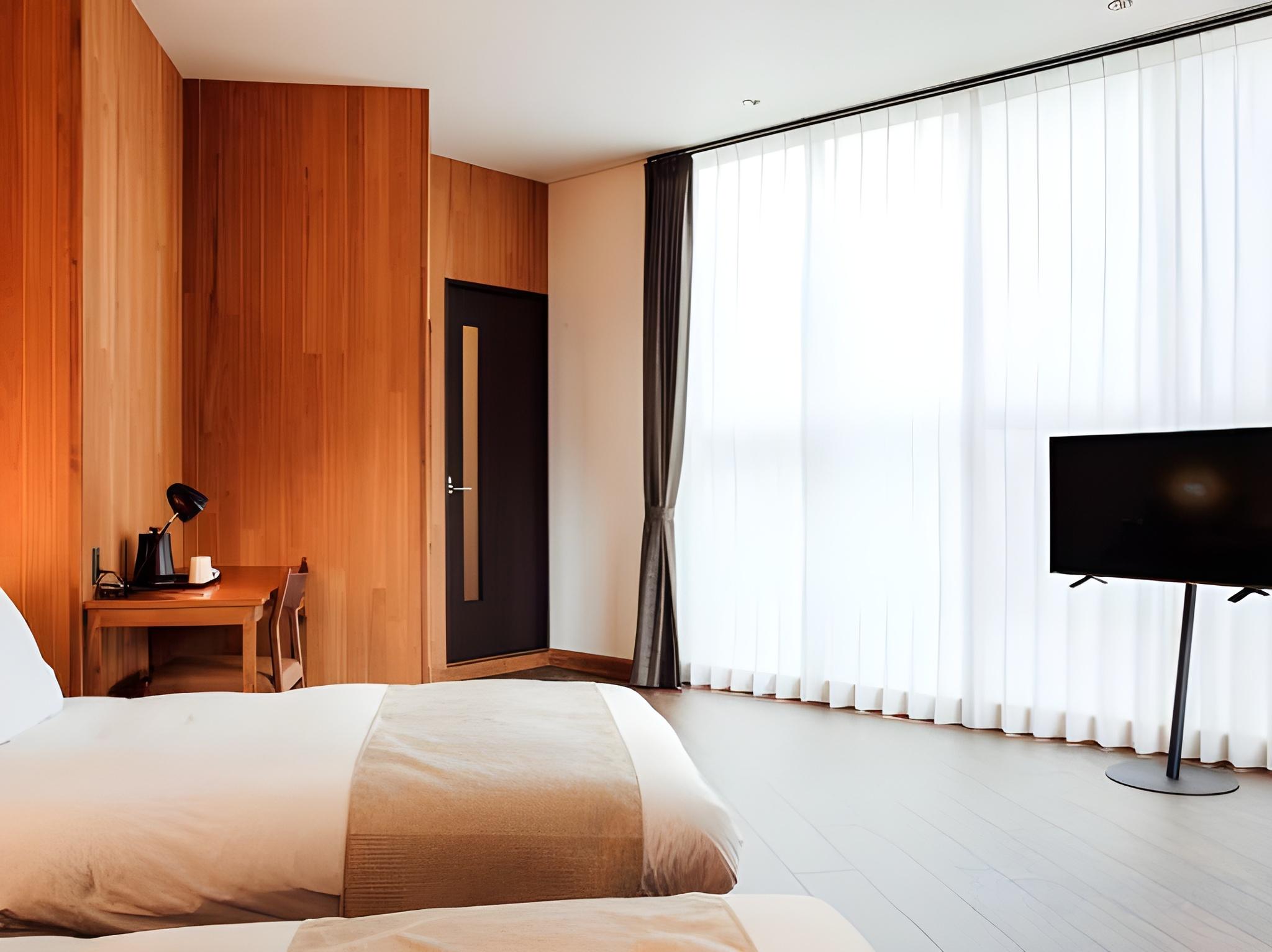 Room 2, Square View