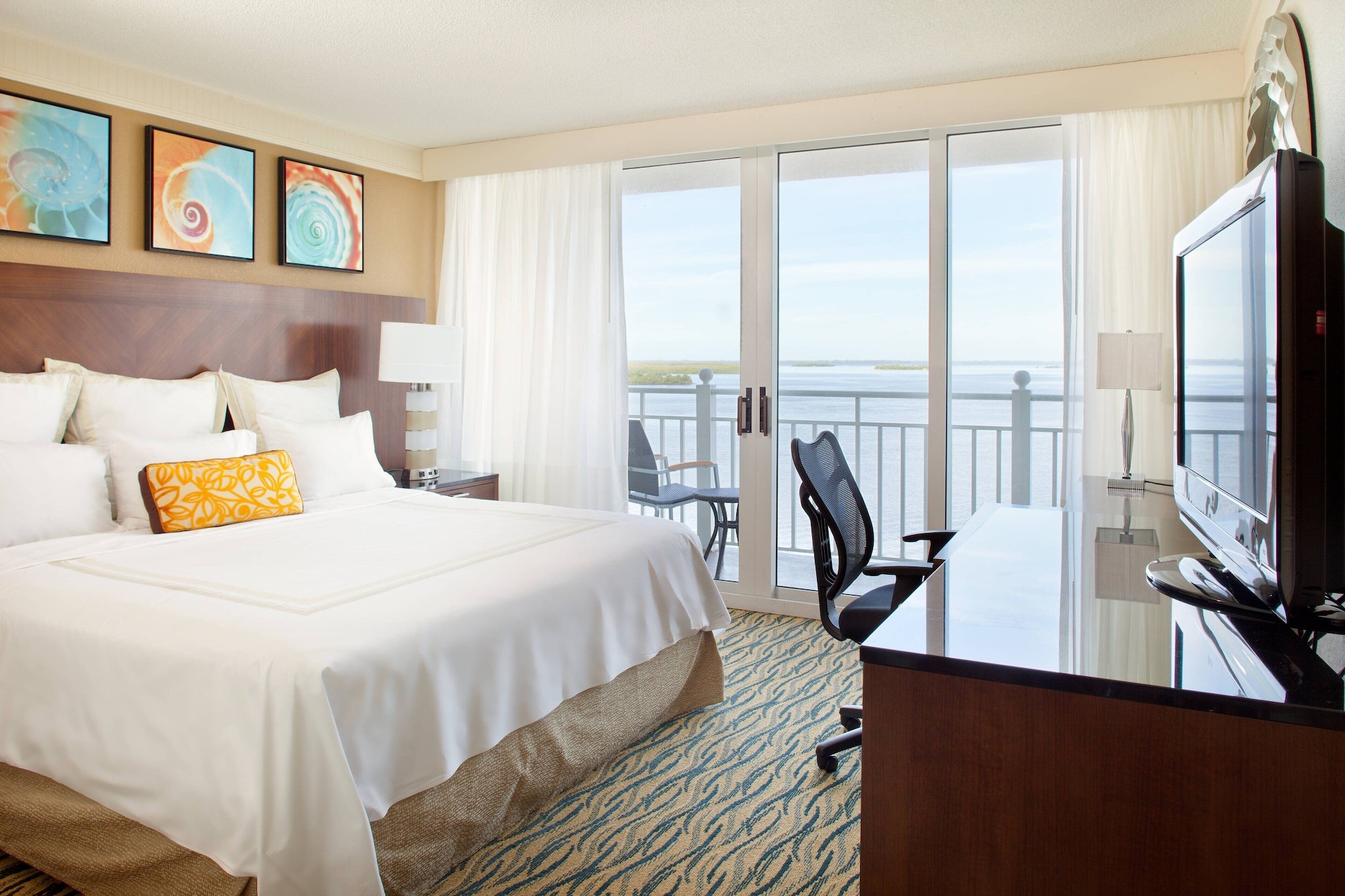 GUEST ROOM, KING BED, WATER FRONT, MAIN TOWER