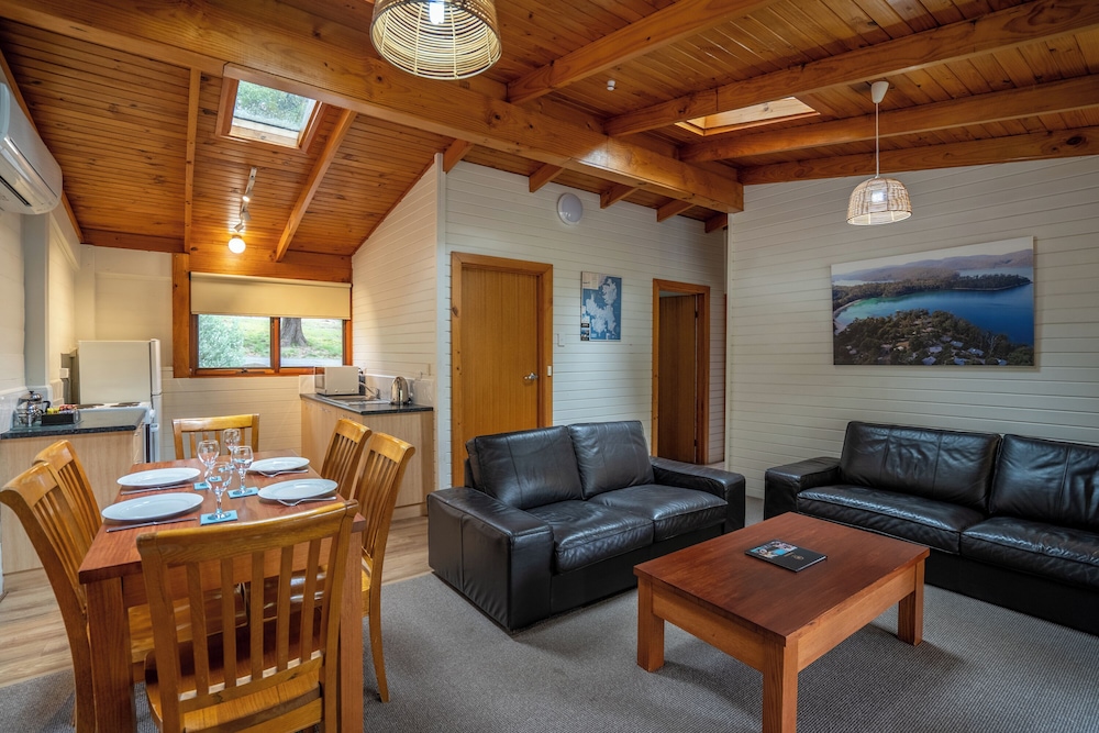 Stewarts Bay Lodge 42/65