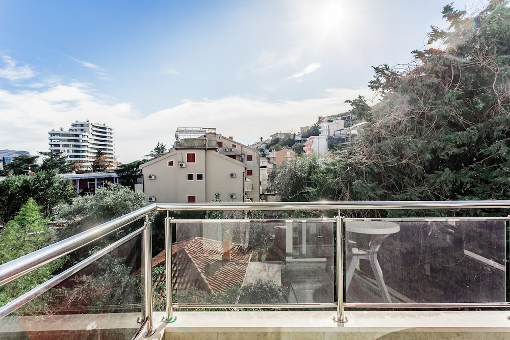 Apartments Lora 5/50