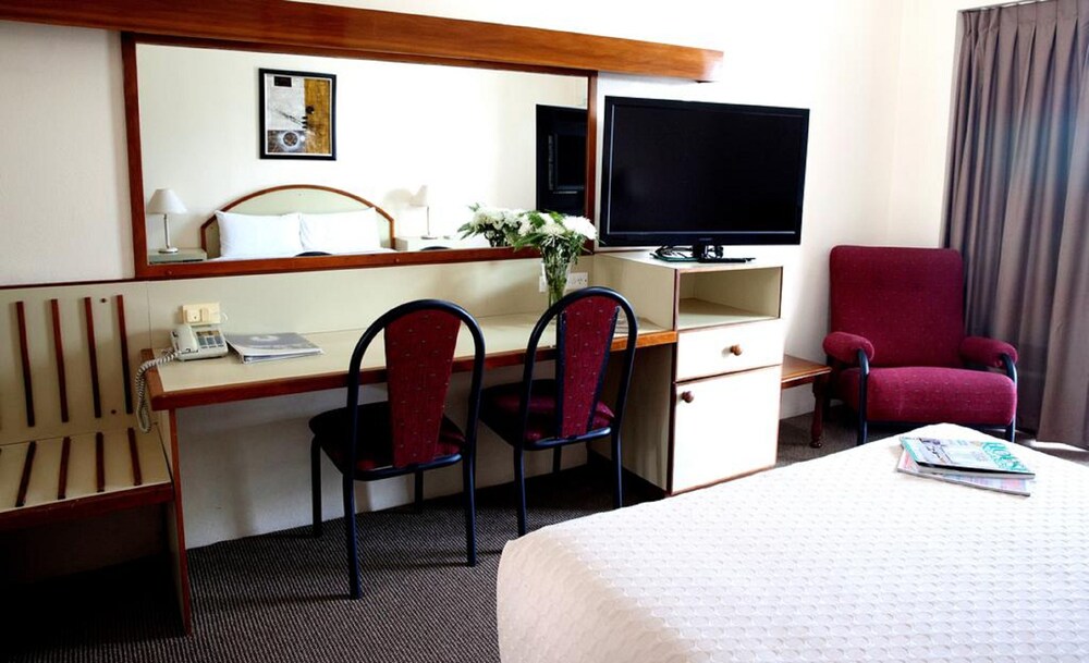LONGREACH MOTOR INN 36/38