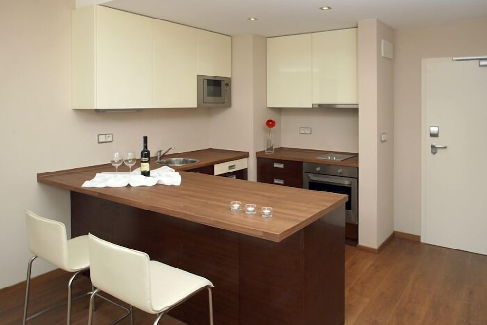Golden Fish Hotel Apartments 27/31