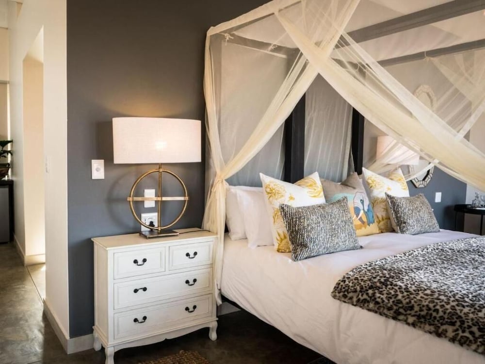 Safari Moon Luxury Bush Lodge 16/50
