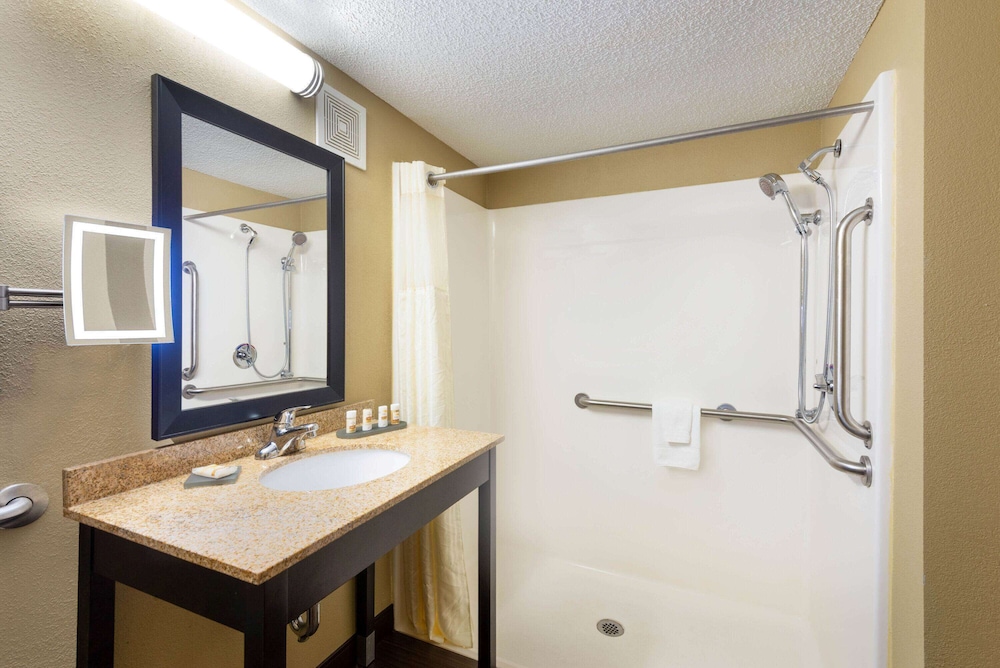 La Quinta Inn & Suites Summersville / New River National Park 12/47