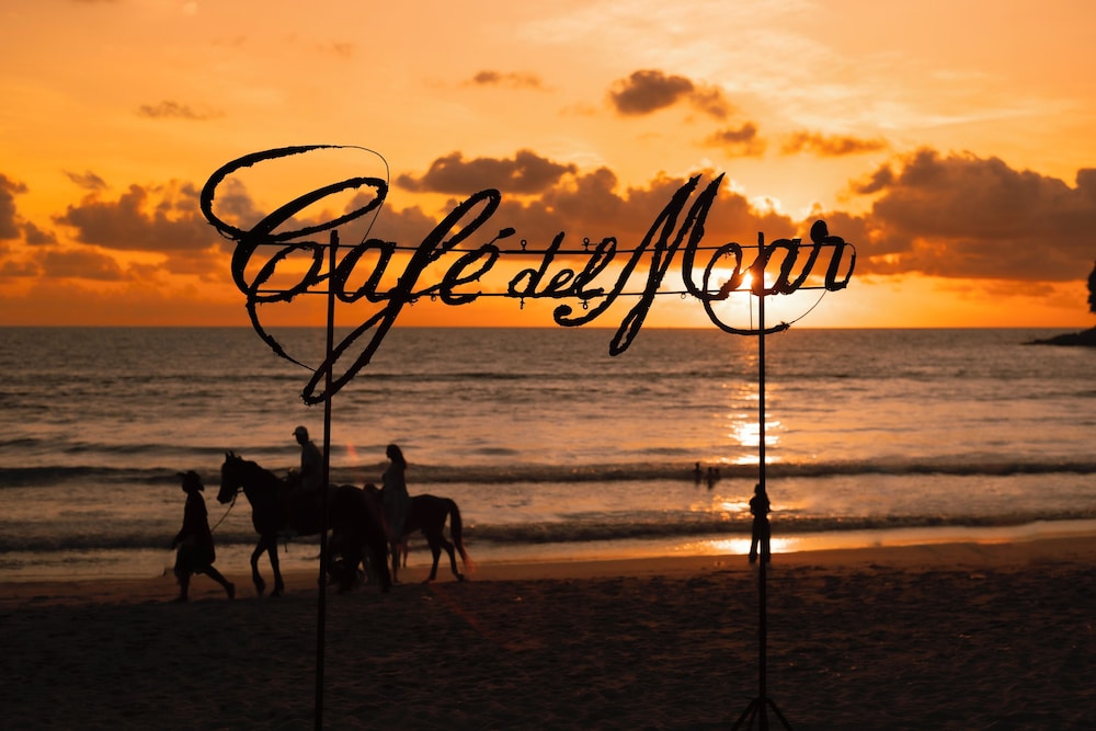 Cafe del Mar Hotel 38/50
