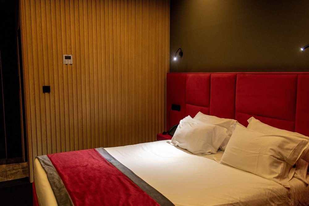 CLUB, DOUBLE OR TWIN BED