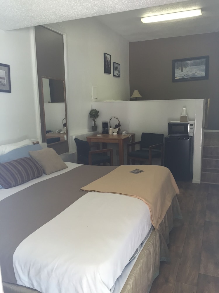 The Brookside Motel 23/37