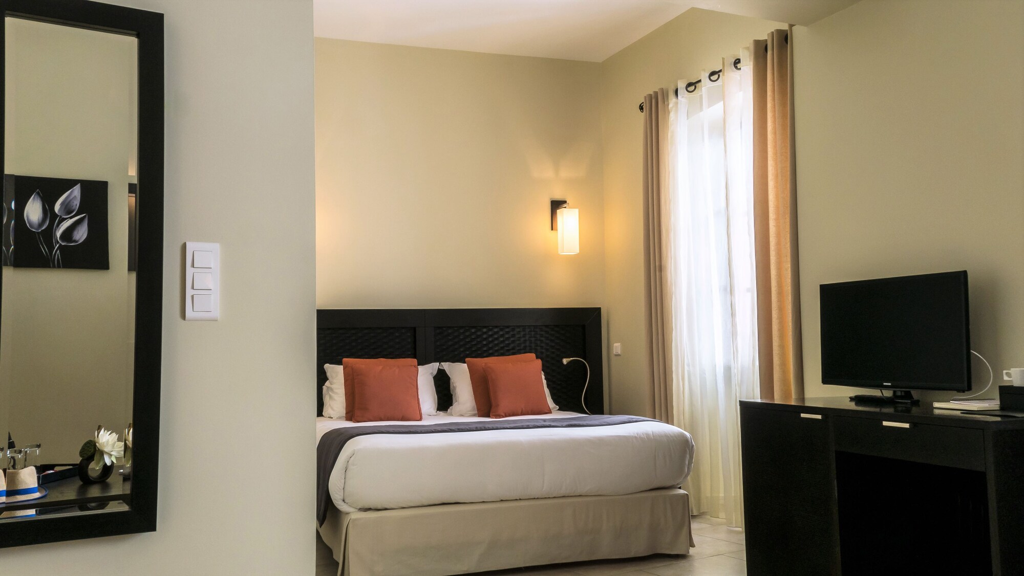 JUNIOR SUITE, KING BED, CITY VIEW, SOFA