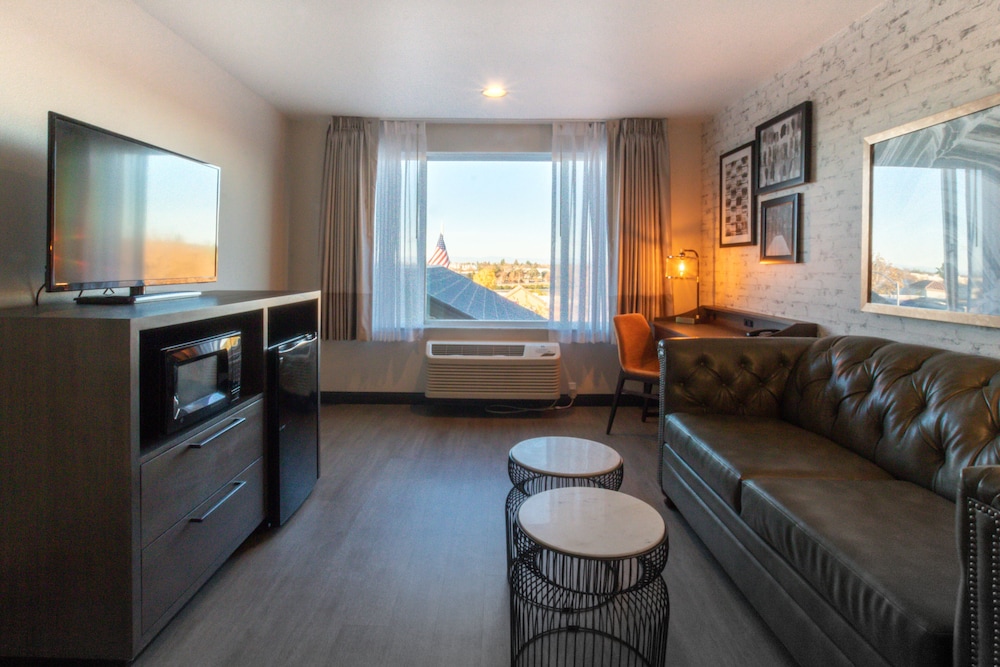 Oxford Suites Chico 36/56