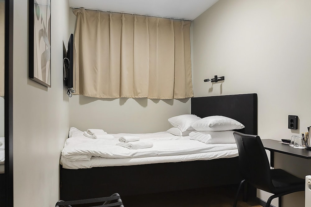 Economy, Queen Bed, No Window