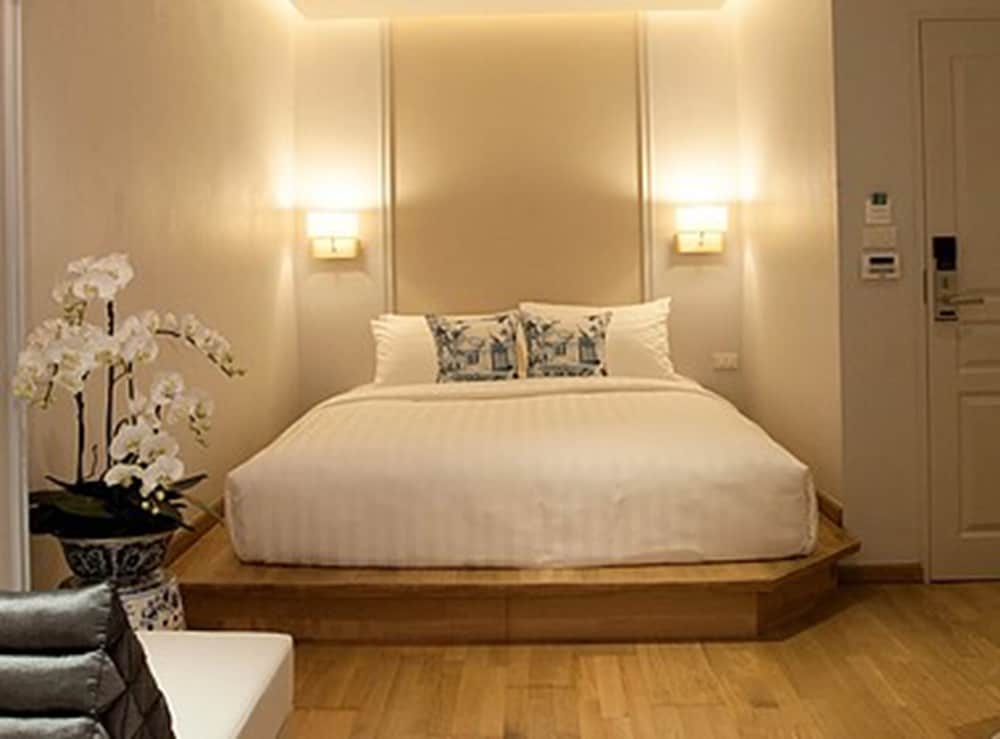 SIAM, DELUXE
