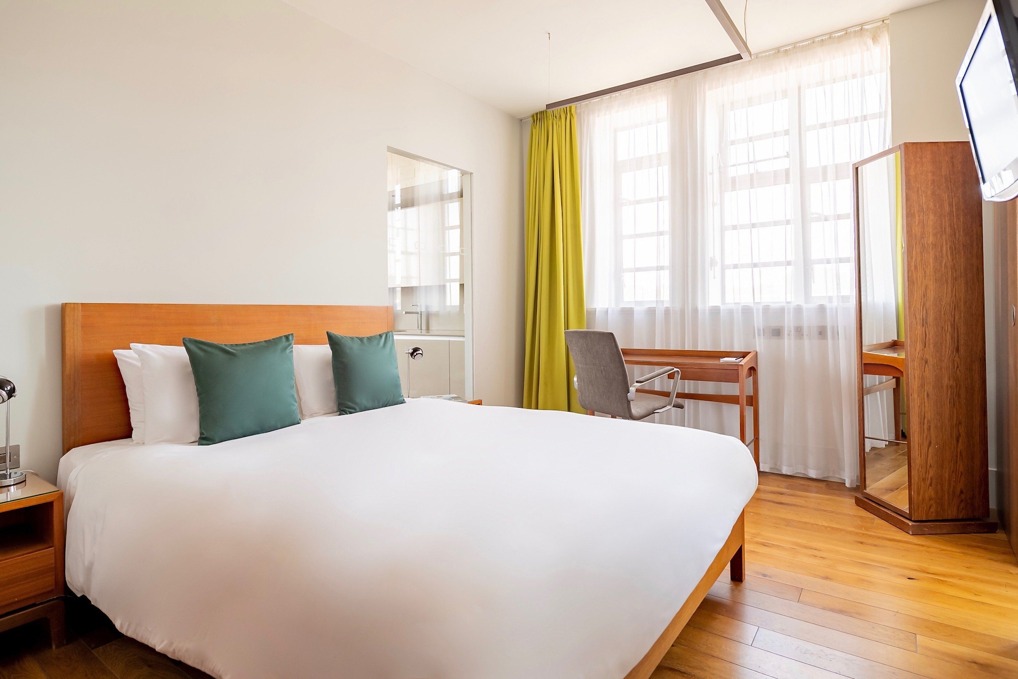 1 BEDROOM, SUITE