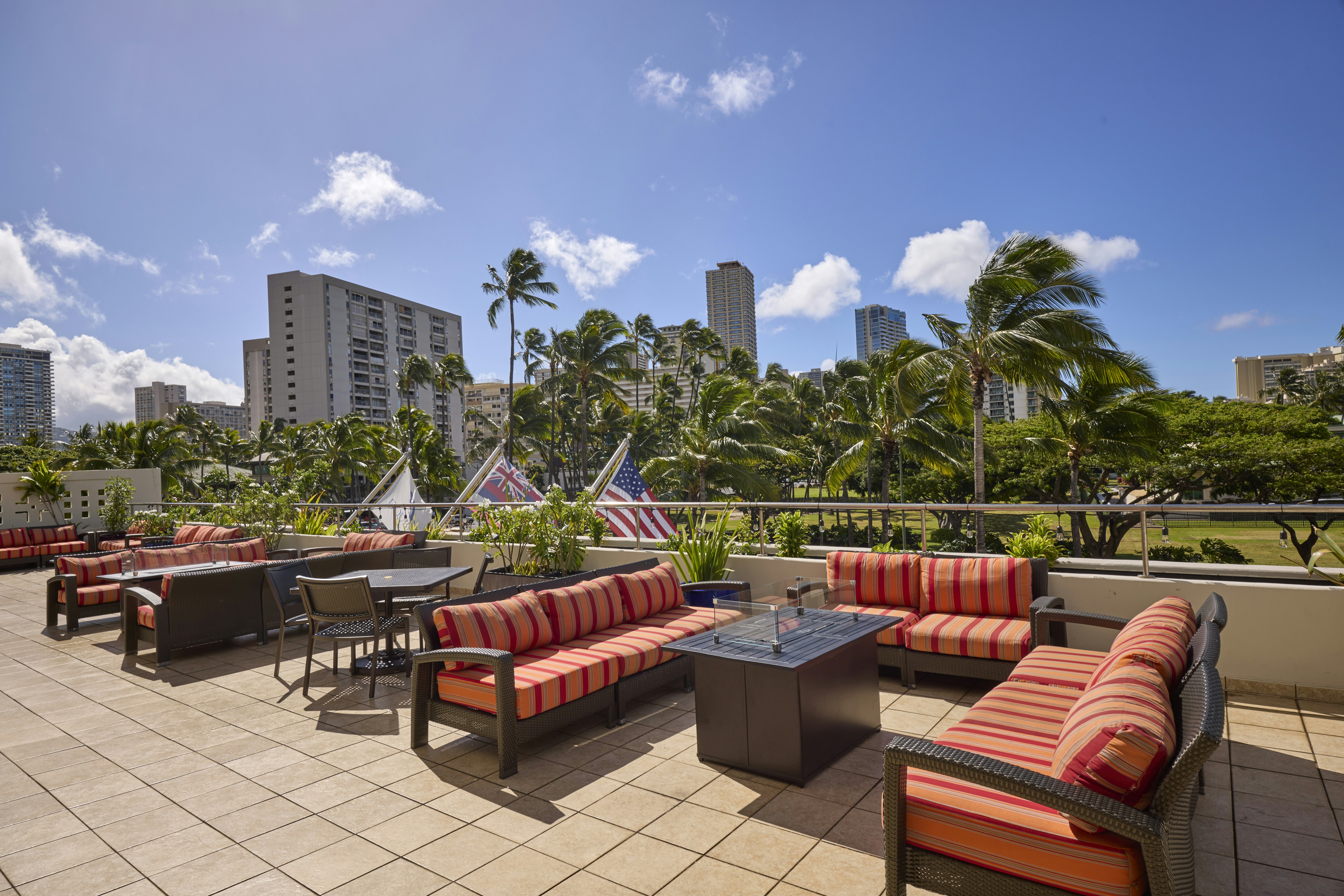 Doubletree By Hilton Alana Waikiki Beach Hotel 35/73