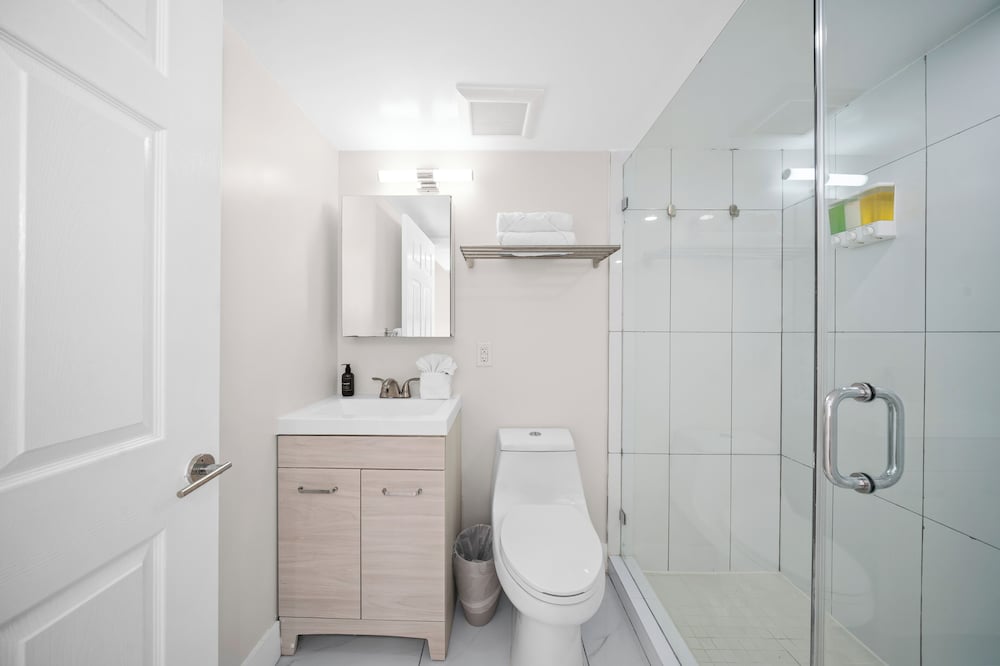 Studio, Queen Bed, Kitchen, Samantha Apartments by Lowkl 4/4