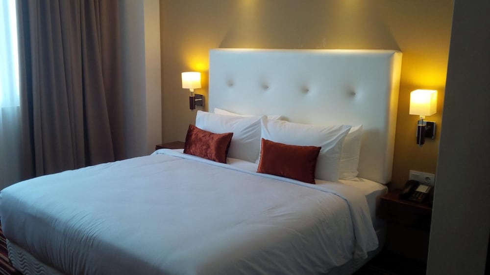 ROYAL ASNOF HOTEL 12/37