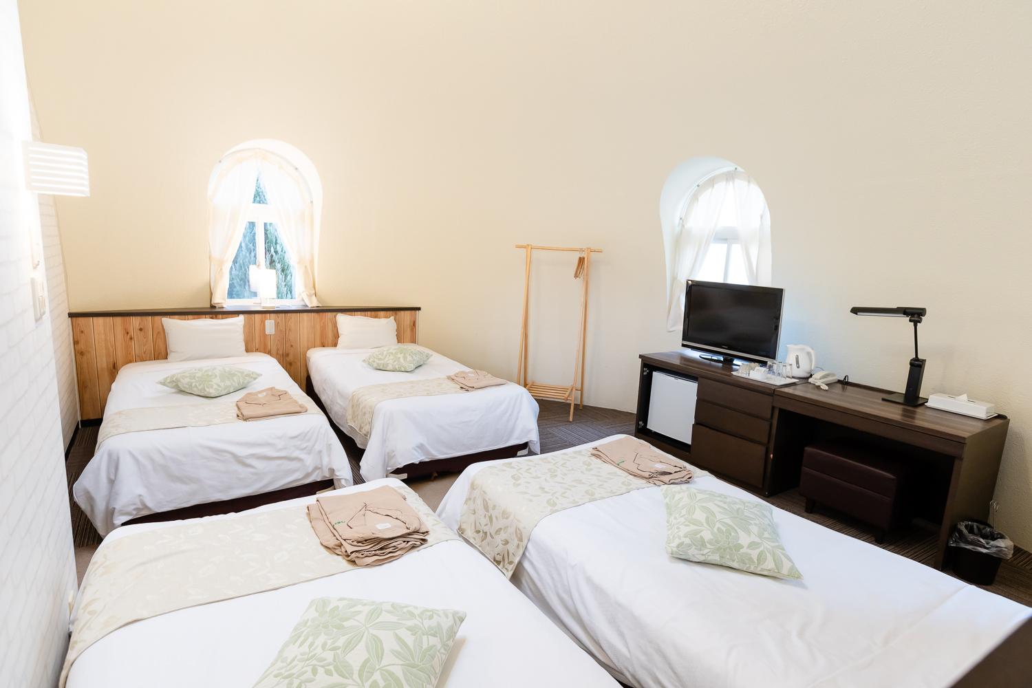 Room, Quadruple