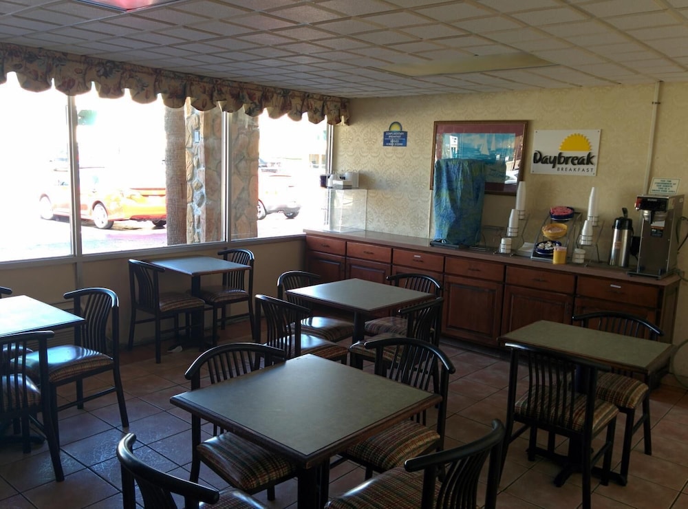 Days Inn by Wyndham Myrtle Beach-Beach Front 30/36