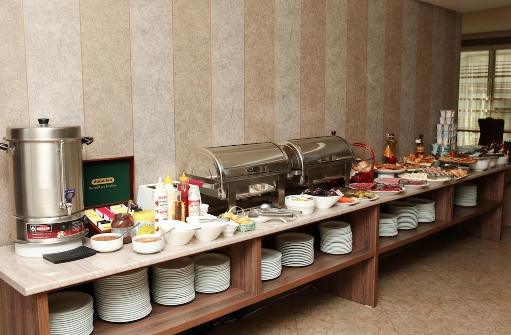 L PLAZA HOTEL 54/63