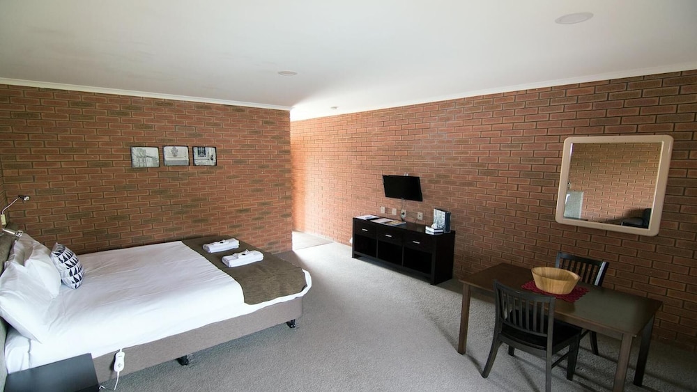 Ashleigh Court Motor Inn 13/53
