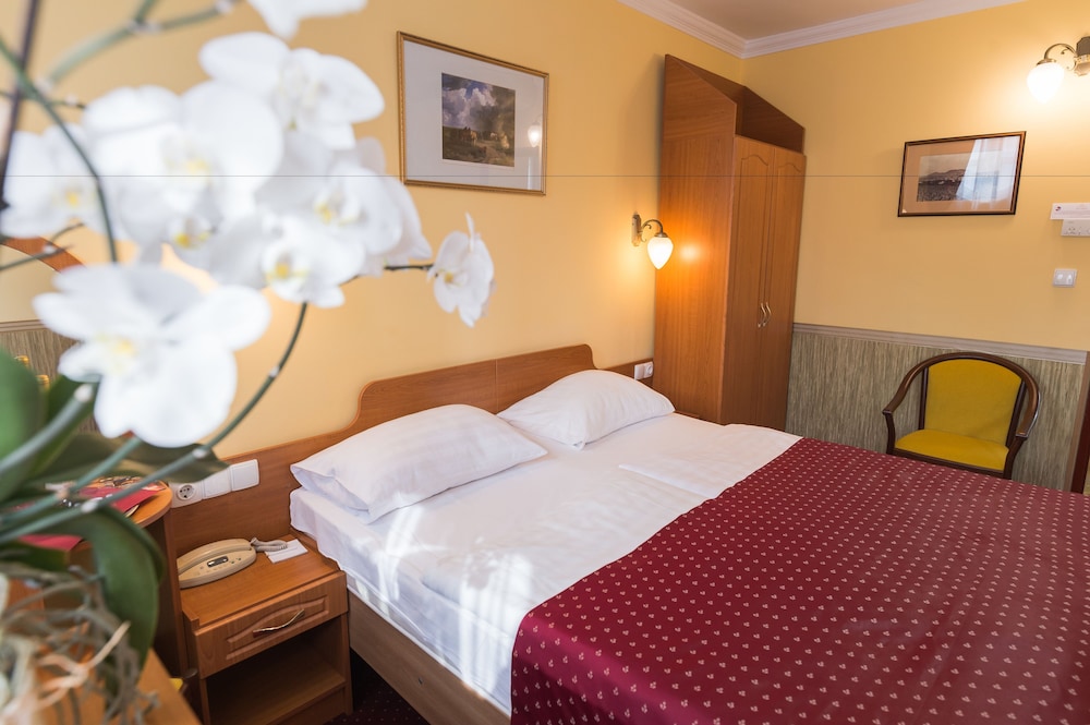Hotel Korona Eger 23/66