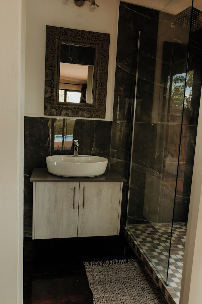 Panzi Lodge 50/50