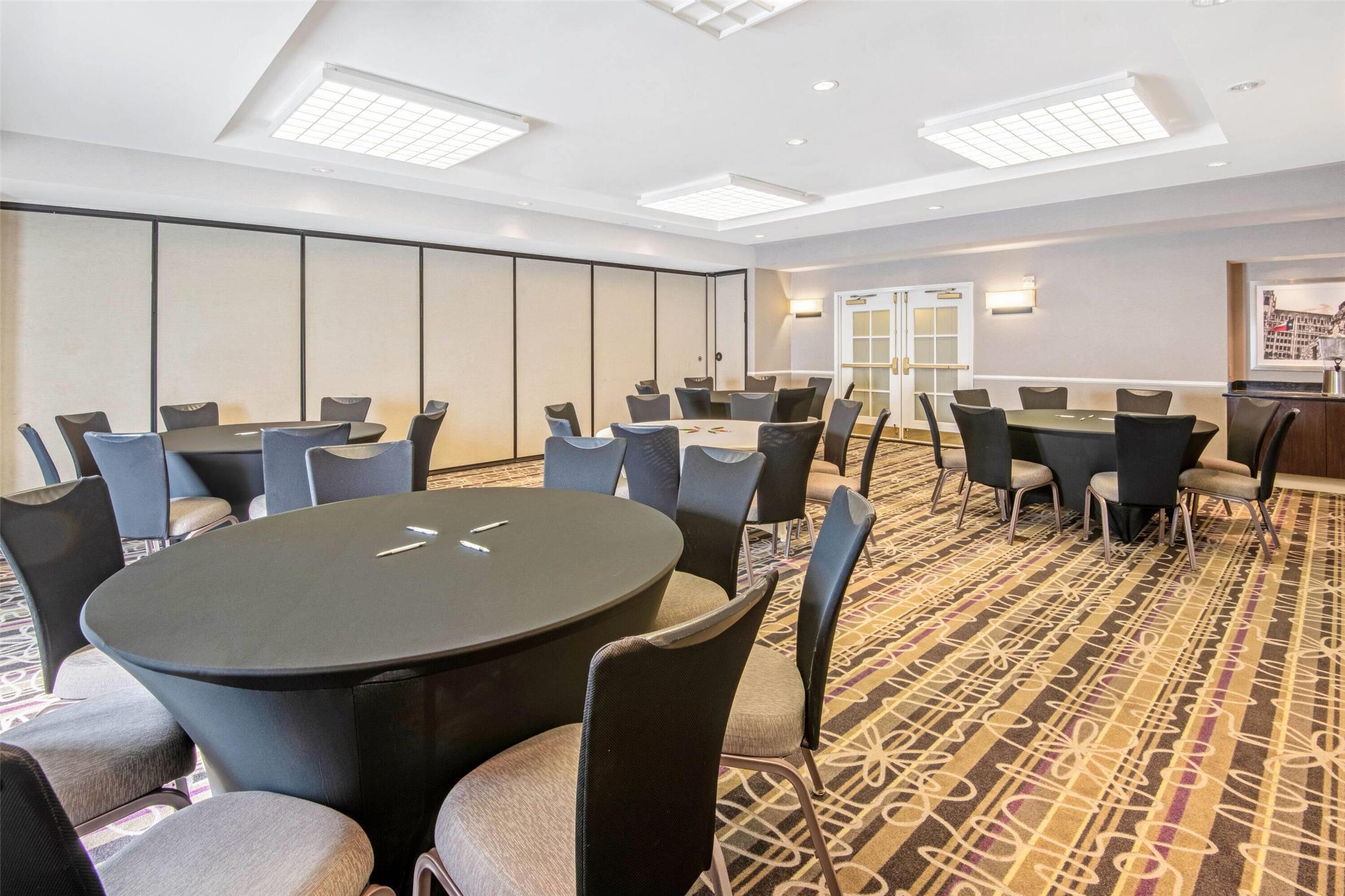 La Quinta Inn & Suites by Wyndham San Antonio Airport 52/63